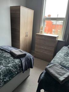 Tempat tidur dalam kamar di 2 bed house near Sefton Park & Lark Lane