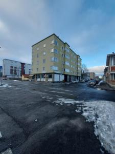 eine leere Straße vor einem Gebäude in der Unterkunft Varvinkatu apartment in Pori