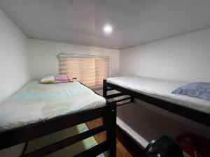 Los AndesにあるEspectacular Finca lujosaの窓付きの客室で、二段ベッド2台が備わります。