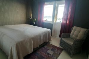 Un pat sau paturi într-o cameră la Sentral og hyggelig bolig