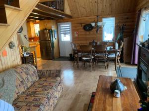 St-FerdinandにあるChalets Garouのソファとテーブルのあるリビングルーム