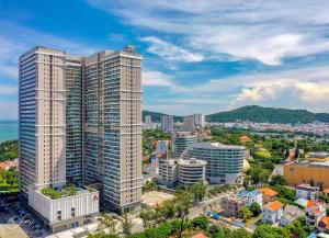 une vue aérienne sur une ville avec de grands bâtiments dans l'établissement The Song Premium Apartment, à Vung Tau