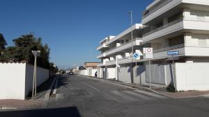 una strada vuota di fronte a un edificio di Lovely PitStop Fiumicino a Fiumicino