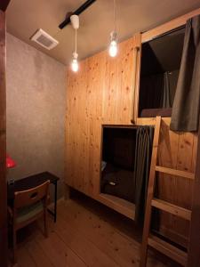 um quarto com um beliche e uma janela em No Borders Hostel em Tóquio