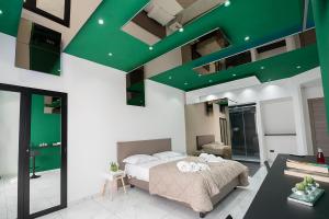 1 dormitorio con 1 cama y techo verde en Al Campanile H Napoli Centro, by ClaPa Group, en Nápoles