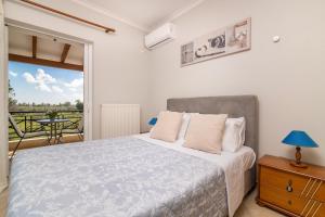 1 dormitorio con 1 cama y balcón en Barbara Country House, en Zakynthos
