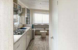 Kuchyň nebo kuchyňský kout v ubytování 2 Bedroom Stunning Home In Scherpenisse