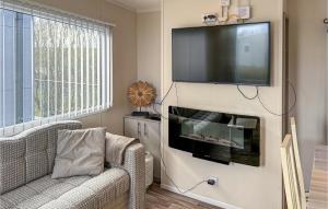 Televisyen dan/atau pusat hiburan di 2 Bedroom Stunning Home In Scherpenisse +25 gambar