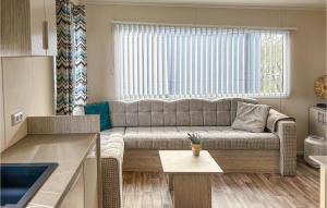 Ruang duduk di 2 Bedroom Stunning Home In Scherpenisse