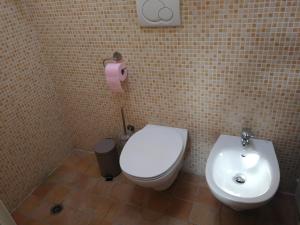 uma casa de banho com um WC e um lavatório em 99 Nolfi em Fano