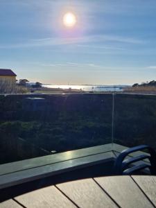 - un balcon avec un banc offrant une vue sur la plage dans l'établissement Apartment Luka, à Privlaka