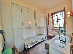 Zimmer mit 2 Betten, einem Schreibtisch und einem Schrank in der Unterkunft Tra gli Ulivi e il Mare in Tellaro