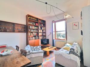 ein Wohnzimmer mit einem Sofa und einem Tisch in der Unterkunft Tra gli Ulivi e il Mare in Tellaro