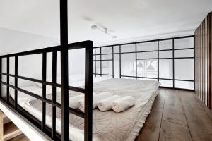 Posteľ alebo postele v izbe v ubytovaní Długa 18 Apartament Premium z antresolą