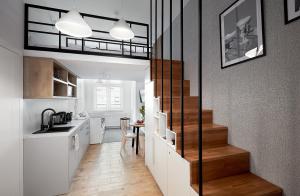 Kuchyňa alebo kuchynka v ubytovaní Długa 18 Apartament Premium z antresolą