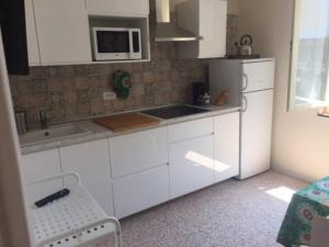 A kitchen or kitchenette at APPARTAMENTO FONTANE DUE Bagni Még 13 kép