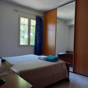 - une chambre avec un grand lit et une fenêtre dans l'établissement Affitto bilocale 4 posti letto Ardali-Ogliastra, à Ardali