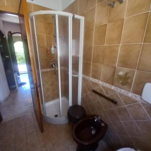 La salle de bains est pourvue d'une douche, de toilettes et d'un lavabo. dans l'établissement Affitto bilocale 4 posti letto Ardali-Ogliastra, à Ardali