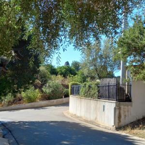 une route avec une clôture, des arbres et un bâtiment dans l'établissement Affitto bilocale 4 posti letto Ardali-Ogliastra, à Ardali