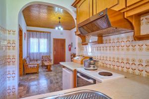 cocina con fogones en una habitación en Theodora Apartments Agios Stefanos Corfu, en Agios Stefanos