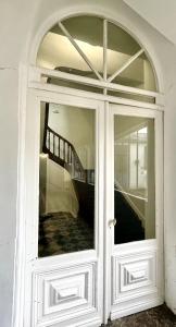 une porte d'entrée menant à une maison avec un escalier dans l'établissement Montreuil Appart Holidays, à Montreuil-sur-Mer