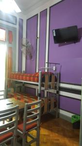 Habitación con 2 literas, mesa y TV. en Tinta Roja Residencia Estudiantil en Buenos Aires
