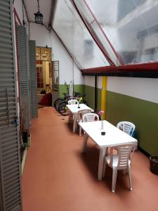 una fila de mesas y sillas en una habitación en Tinta Roja Residencia Estudiantil en Buenos Aires