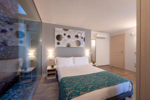 En eller flere senge i et værelse på Villa Costanza- private seasonal warm pool, steam room, sauna-Bellagio Village Residence