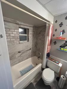 uma casa de banho com uma banheira branca e um WC. em Bonne Nuit Weeki Wachee em Weeki Wachee