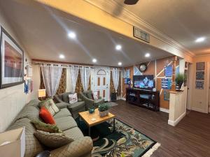 een woonkamer met een bank en een tv bij Bonne Nuit Weeki Wachee in Weeki Wachee