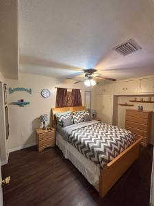 1 dormitorio con 1 cama y reloj en la pared en Bonne Nuit Weeki Wachee, en Weeki Wachee