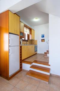 Kuchyň nebo kuchyňský kout v ubytování Maisonette in Roussa Ekklisia