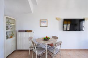 TV a/nebo společenská místnost v ubytování Maisonette in Roussa Ekklisia