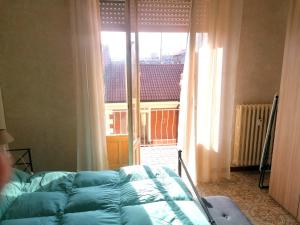 ein Zimmer mit einem Sofa und einem großen Fenster in der Unterkunft Novara Suite in Novara