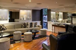 a living room with a couch and a table at Amérian Cordoba Park Hotel in Córdoba