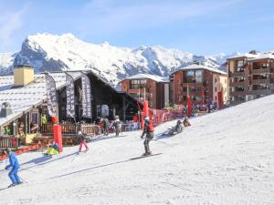 een groep mensen die skiën op een besneeuwde helling bij Appartement Morillon 1100, 2 pièces, 6 personnes - FR-1-642-11 in Morillon