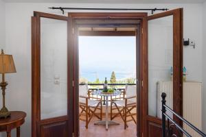 Balkón nebo terasa v ubytování Maisonette in Roussa Ekklisia