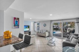 Μια τηλεόραση ή/και κέντρο ψυχαγωγίας στο Villa Bella Newly Remodeled With Private Dock and Pool & Cabana Club Access - 7 night minimum stay