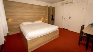 Tempat tidur dalam kamar di So'Lodge Niort A83