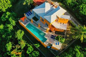 uma vista aérea de uma casa com piscina em Vieques Villa Gallega - Oceanview w/Infinity Pool em Vieques