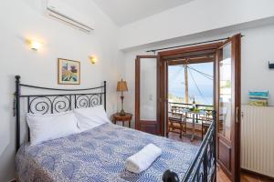 Postel nebo postele na pokoji v ubytování Maisonette in Roussa Ekklisia