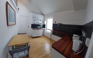 Habitación pequeña con mesa y cocina en Daltons Bar, en Kinsale