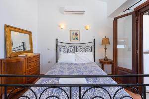 Postel nebo postele na pokoji v ubytování Maisonette in Roussa Ekklisia