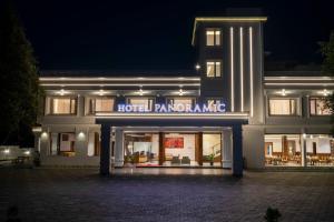 un hotel con un letrero que lee panomedamine de hotel en Hotel Panoramic, en Ernakulam