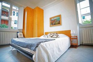 基亞瓦里的住宿－Mouxo de Ma in passeggiata mare a Chiavari，一间卧室设有一张床和两个窗户。