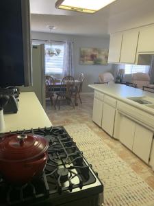 Kitchen o kitchenette sa MeadviewVacation Home - Grand Canyon West/Skywalk