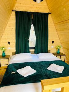 1 dormitorio con 1 cama y 2 toallas blancas en Emotion Kazbegi en Kazbegi