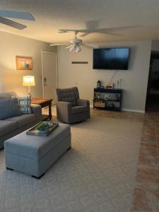 A seating area at Rare four Bedroom MeadviewVacation Home - Grand Canyon West-Skywalk