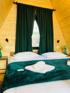 Postel nebo postele na pokoji v ubytování Emotion Kazbegi