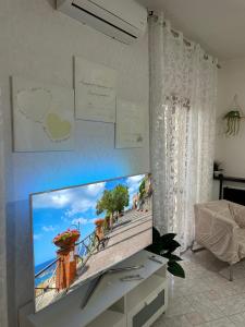 a living room with a flat screen tv in a room at Casa vacanze Soleluna in Agropoli